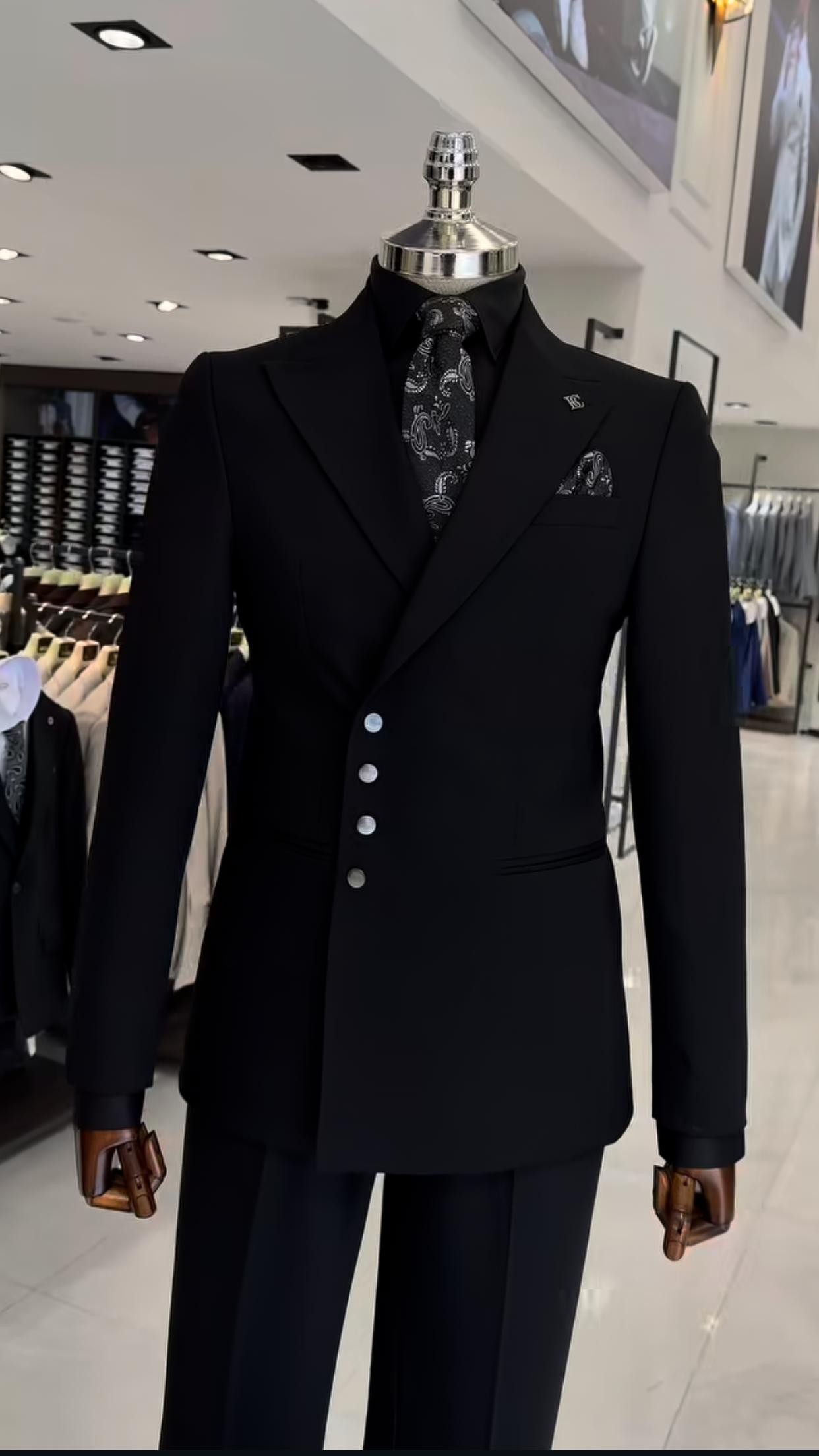 Costume Noir Col Montant Avant-Garde